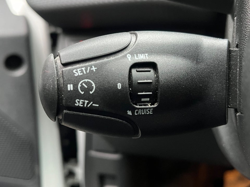 Peugeot 2008 1,2 PureTech 110 Prestige Sky 5d