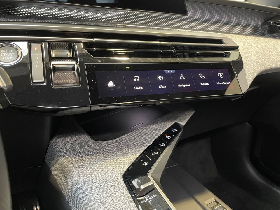 Peugeot e-3008 77 GT Pack 5d