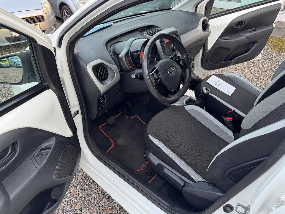 Toyota Aygo 1,0 VVT-i x-play 5d