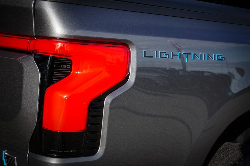Ford F-150 Lightning Platinum Extended Range 4d