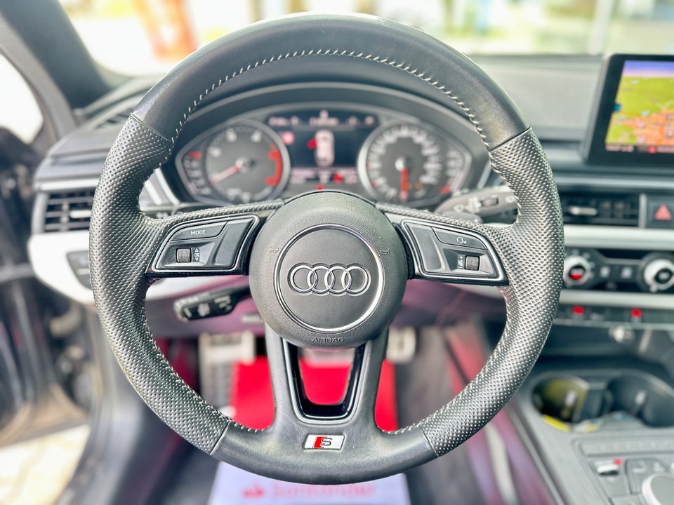 Audi A4 40 TDi S-line S-tr. 4d