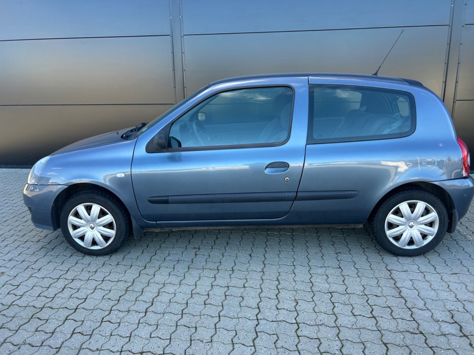 Renault Clio II 1,2 8V Storia 3d