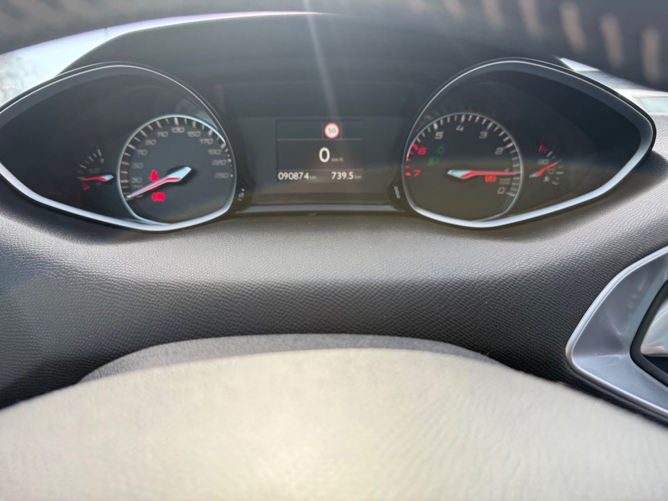 Peugeot 308 1,2 e-THP 130 Allure Sky 5d