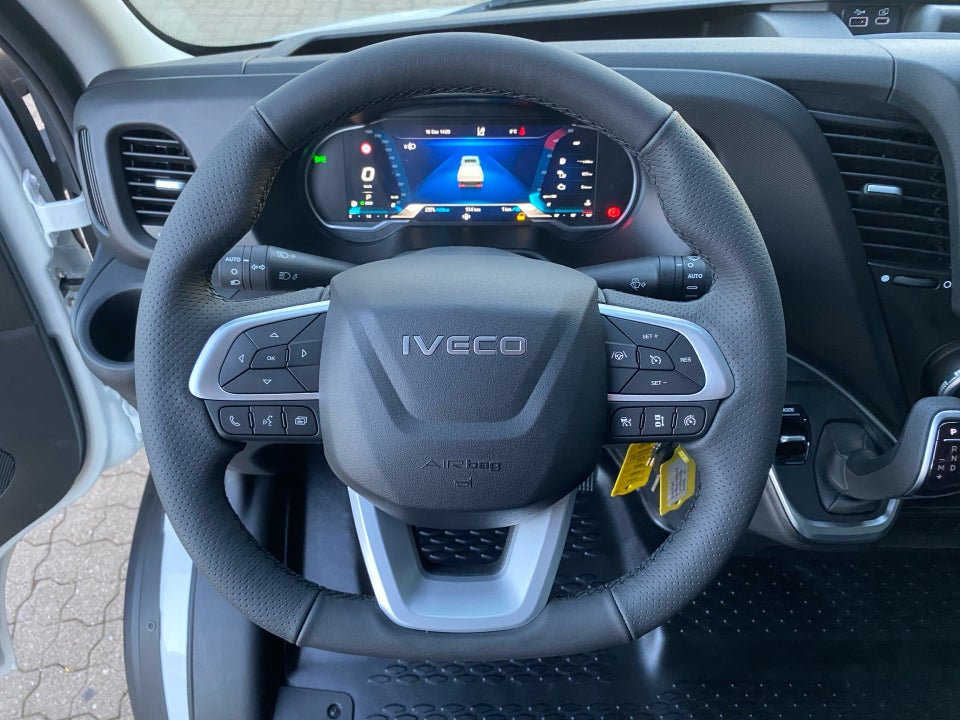 Iveco Daily 3,0 35S18 4100mm Box m/lift AG8