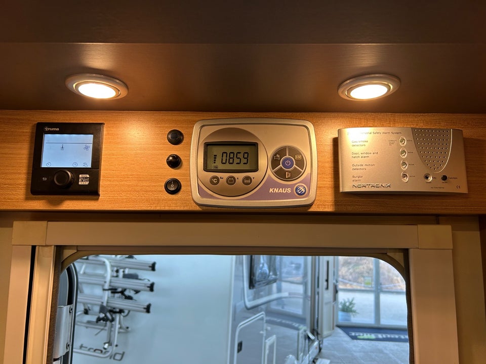 Knaus Sky Ti Silver 2,3 700 MEG aut. 2d