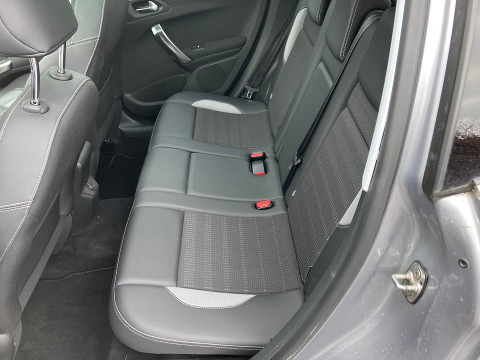 Peugeot 2008 1,2 e-THP 110 Selection Sky 5d