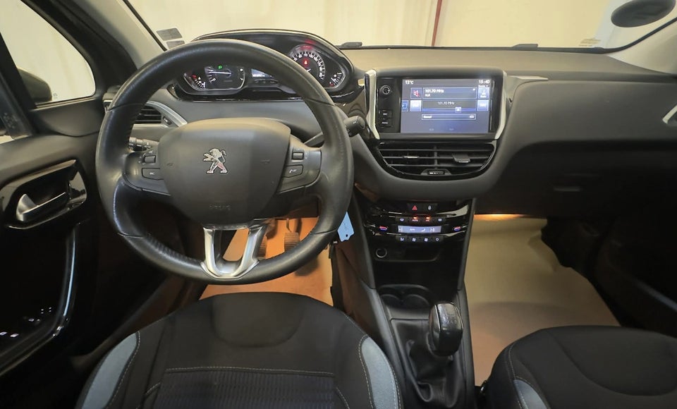 Peugeot 208 1,2 VTi Allure Sky 5d