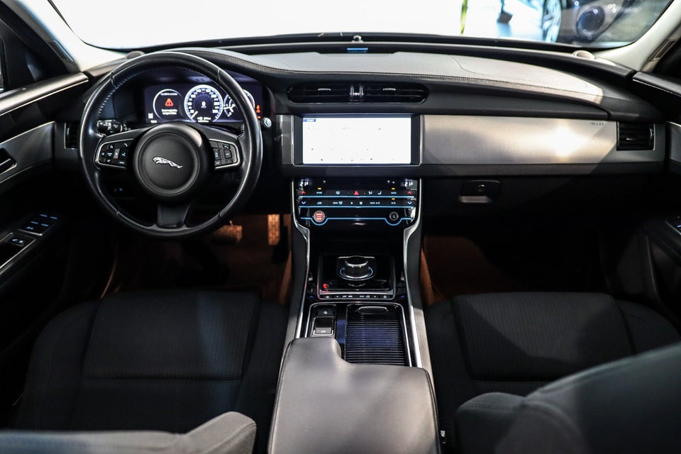 Jaguar XF 2,0 D180 Pure aut. 4d