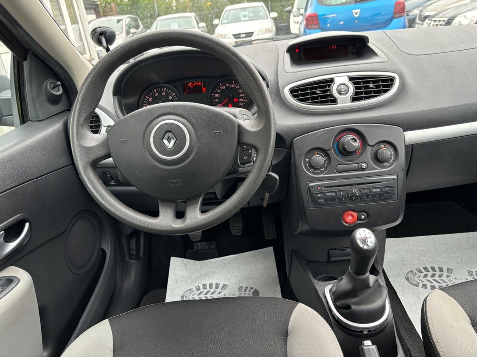 Renault Clio III 1,2 16V Authentique 5d