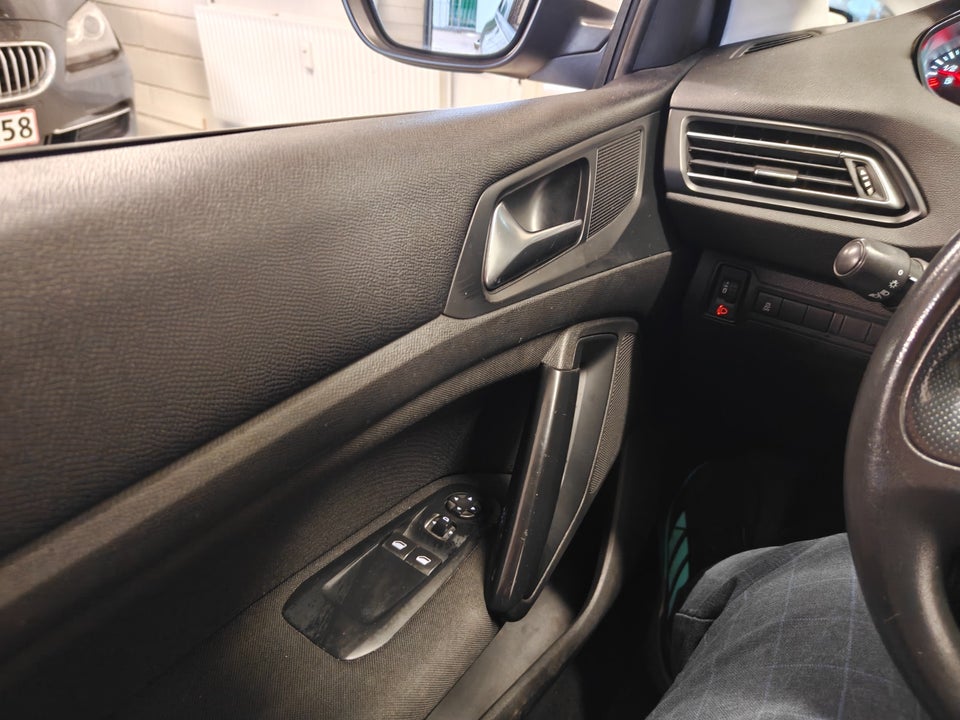 Peugeot 308 1,2 VTi 82 Active 5d