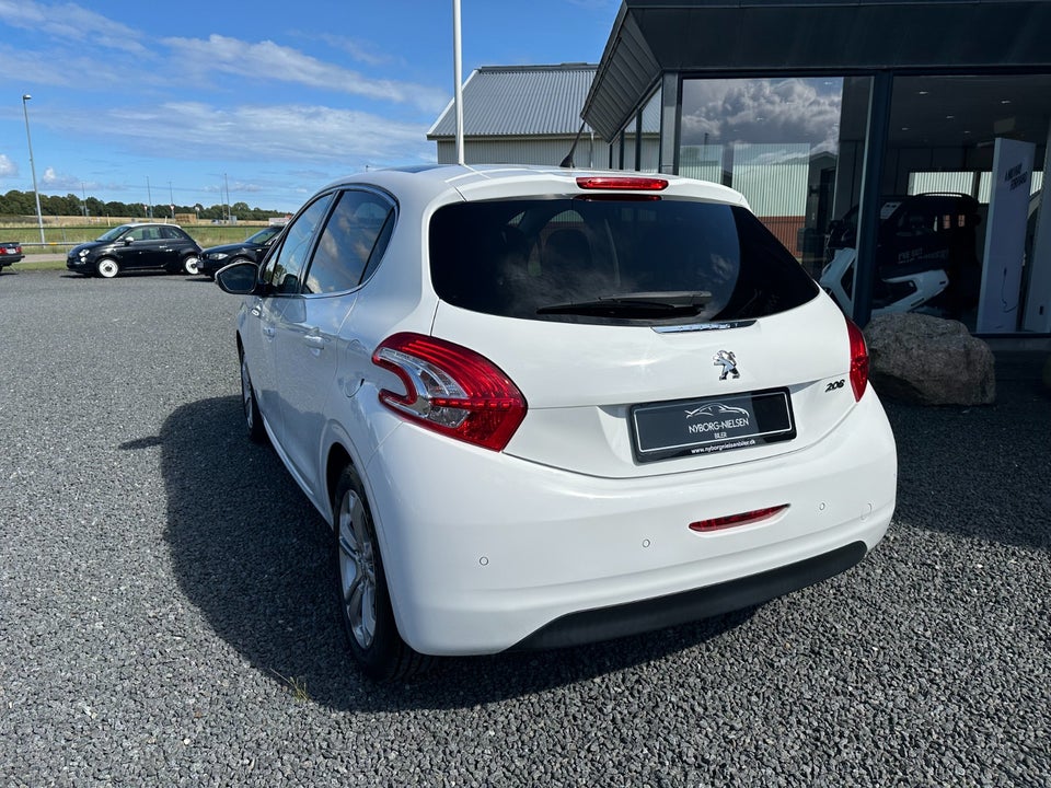 Peugeot 208 1,2 VTi Allure Sky 5d