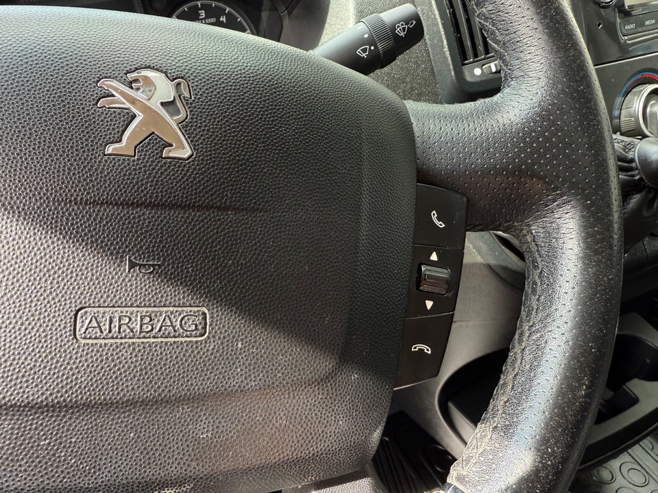 Peugeot Boxer 333 2,2 BlueHDi 140 L2H2 Premium