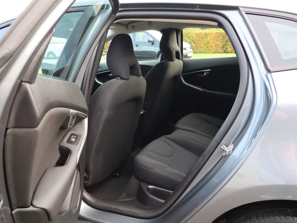 Volvo V40 2,0 D2 120 Momentum Eco 5d