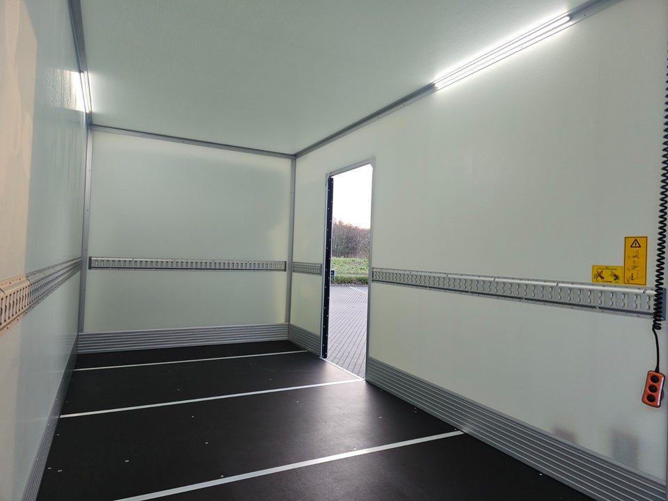 MAN TGE 2,0 3.180 L4 Box m/lift aut. FWD