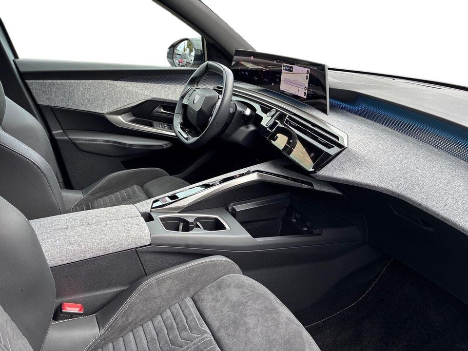Peugeot e-3008 77 GT 5d