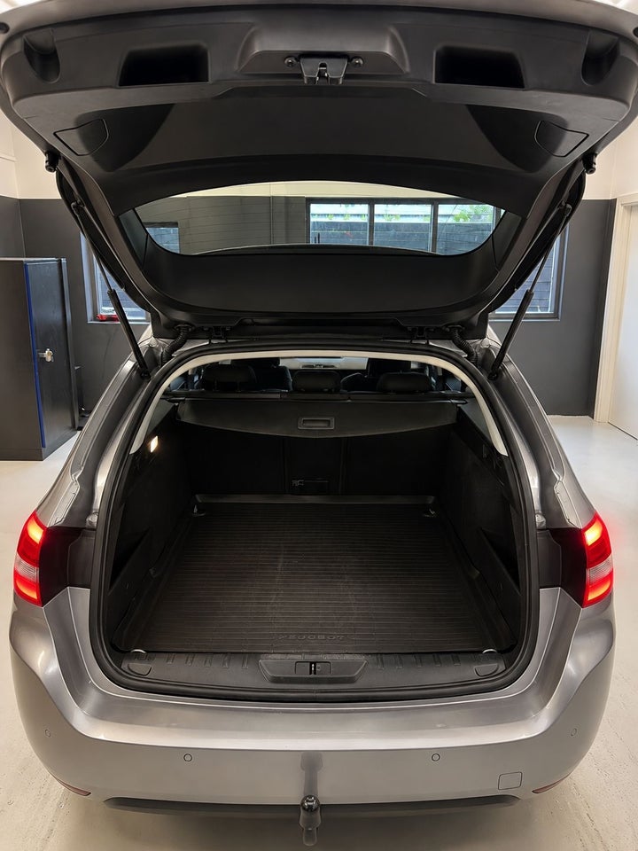 Peugeot 308 1,2 e-THP 130 Allure+ SW 5d