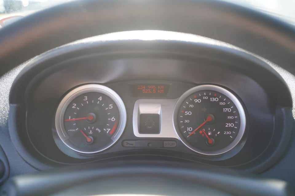 Renault Clio III 1,2 16V Authentique 5d