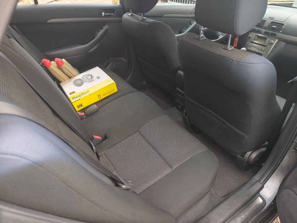 Toyota Avensis 1,8 VVT-i Elegance stc. 5d