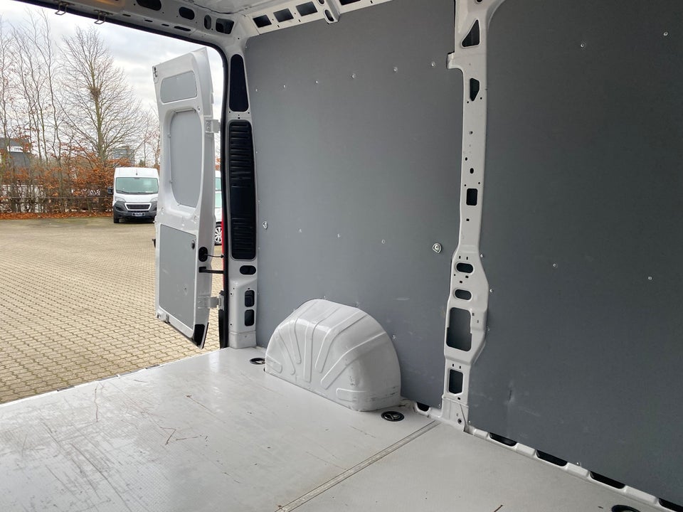 Peugeot Boxer 335 2,2 BlueHDi 140 L2H2 Premium