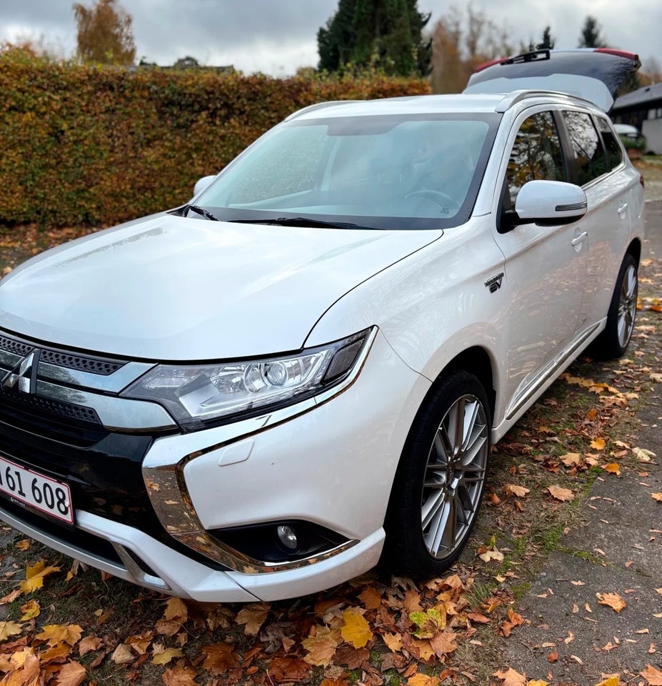 Mitsubishi Outlander 2,4 PHEV Limited CVT 4WD 5d