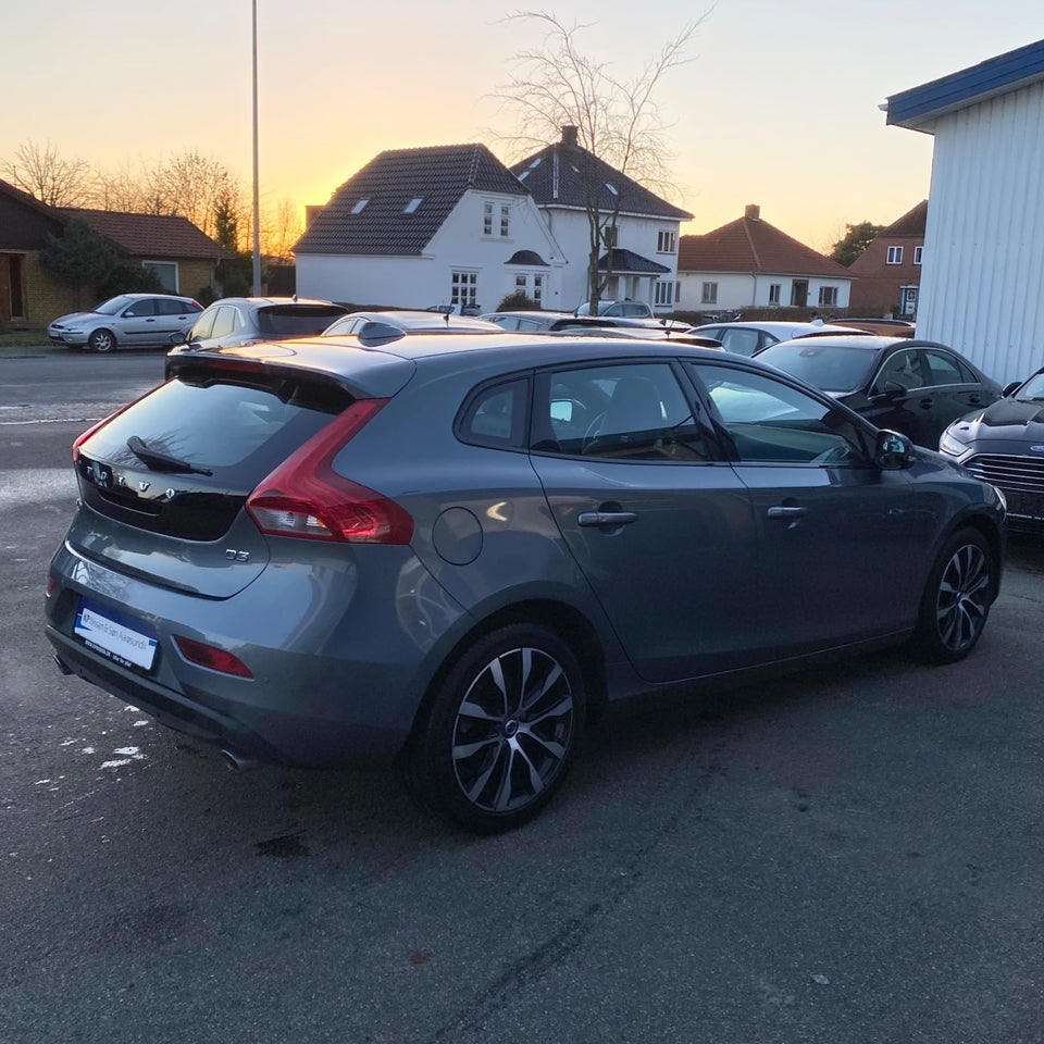 Volvo V40 2,0 D3 150 Momentum aut. 5d