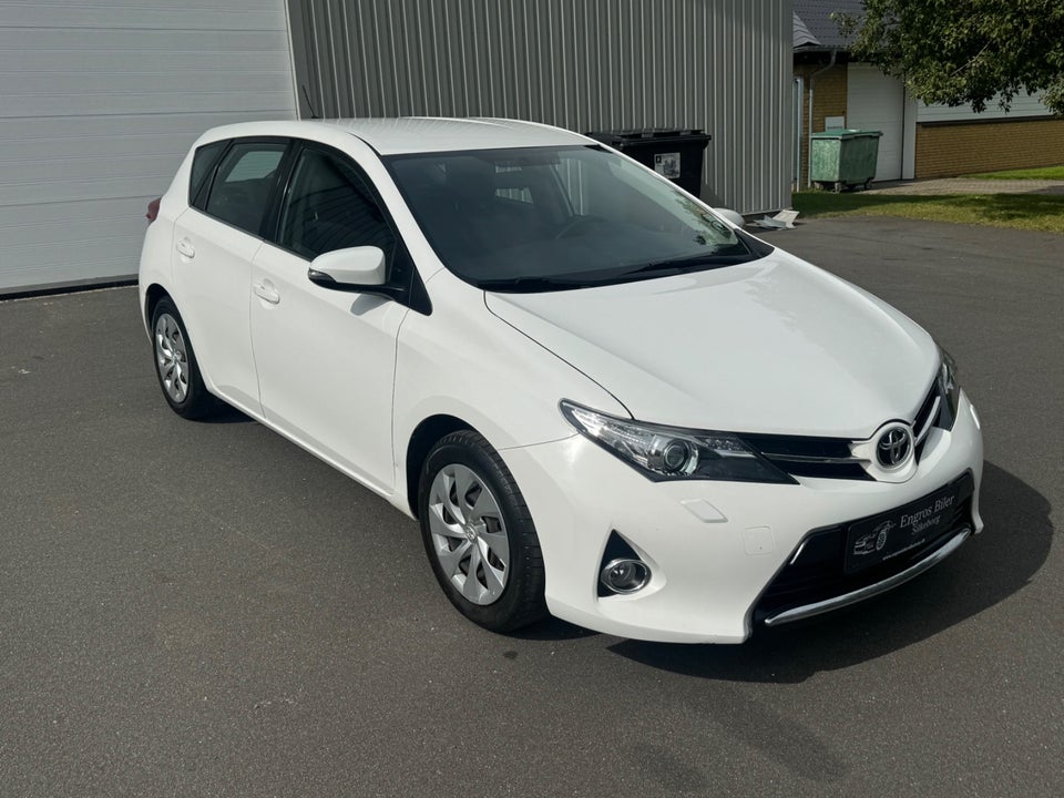 Toyota Auris 1,6 T2+ Skyview 5d