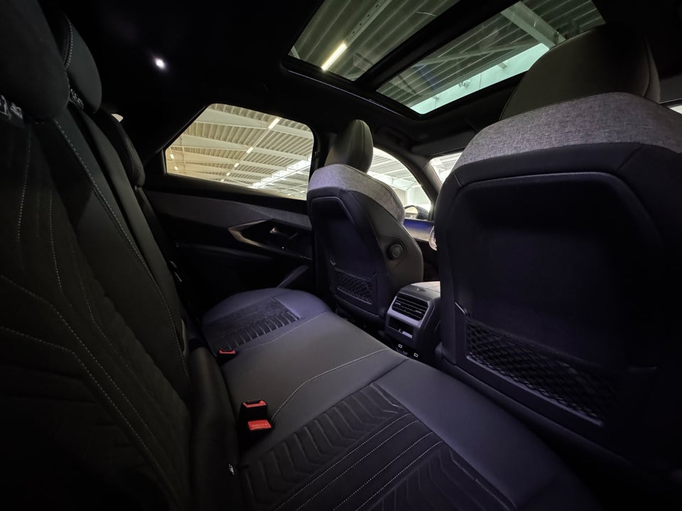 Peugeot e-3008 77 GT Pack 5d