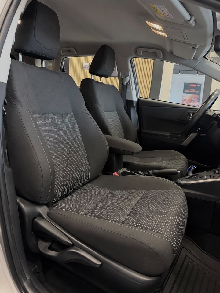 Toyota Auris 1,8 Hybrid H2+ CVT 5d