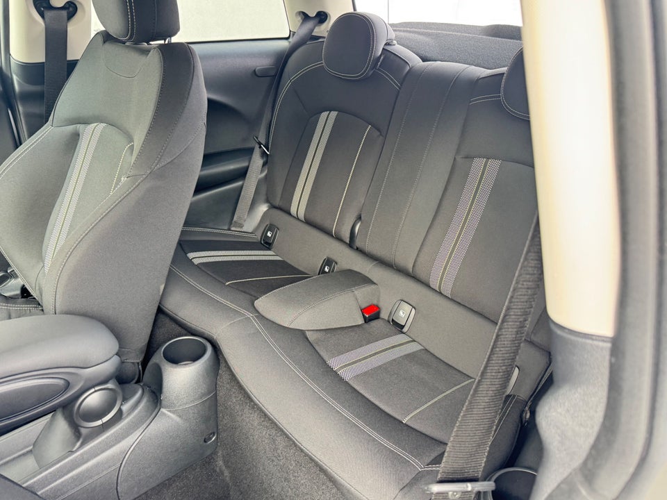 MINI Cooper SE Essential 3d