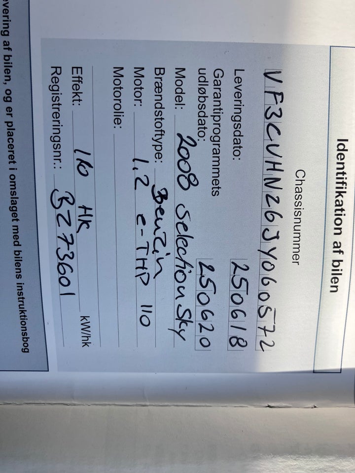 Peugeot 2008 1,2 e-THP 110 Selection Sky 5d