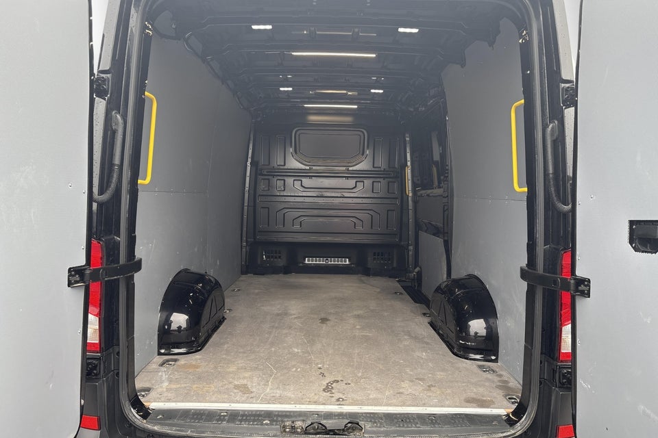 VW Crafter 35 2,0 TDi 140 Kassevogn L3H2 aut.