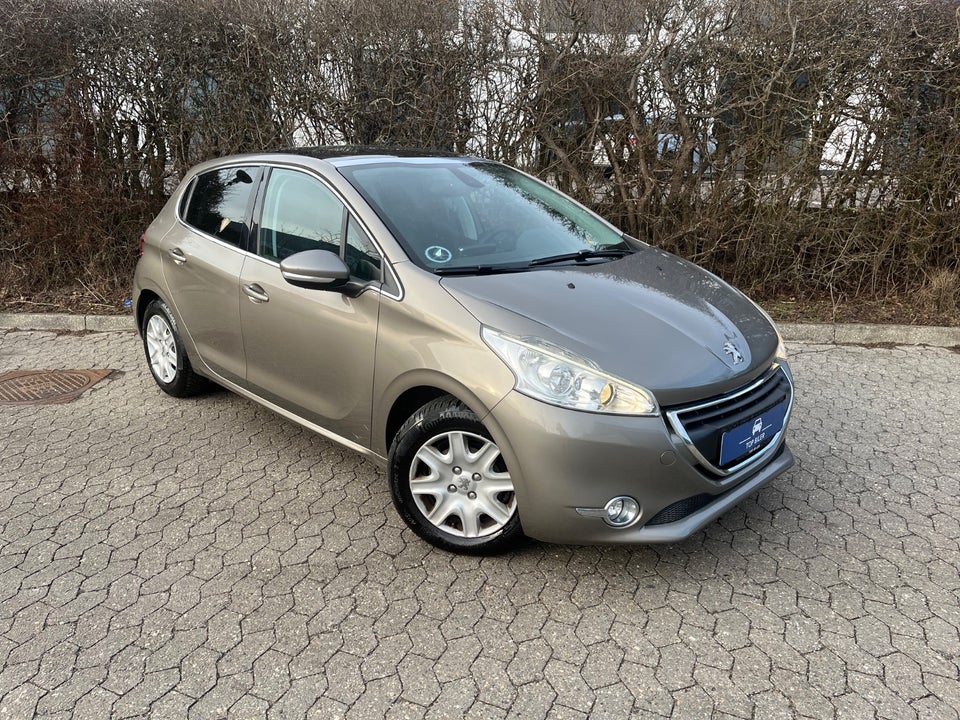 Peugeot 208 1,2 VTi Allure Sky 5d