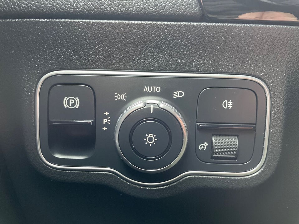 Mercedes EQA300 4Matic 5d