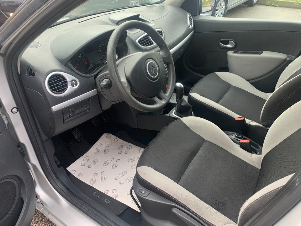 Renault Clio III 1,2 16V Authentique Sport Tourer 5d