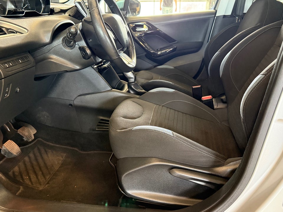 Peugeot 208 1,2 VTi Allure Sky 5d