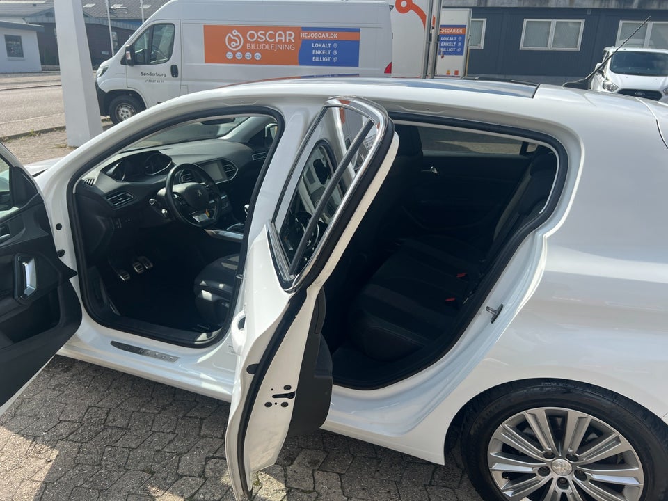 Peugeot 308 1,5 BlueHDi 130 Allure Sky 5d