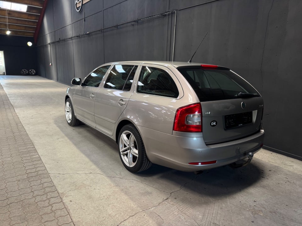 Skoda Octavia 1,6 TDi 105 Elegance Combi 5d