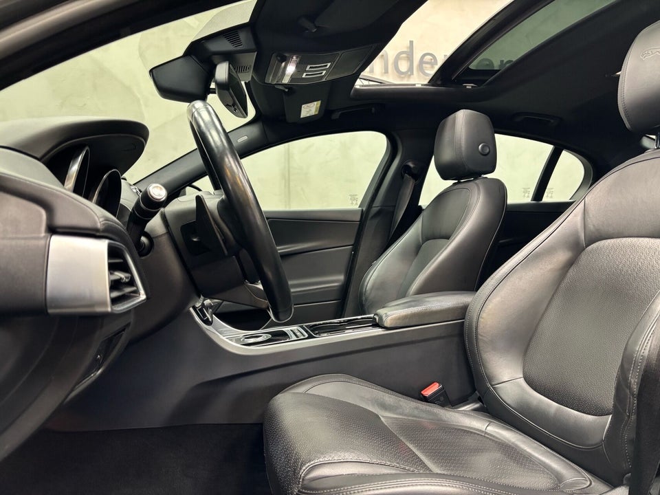 Jaguar XE 2,0 D163 Prestige aut. 4d