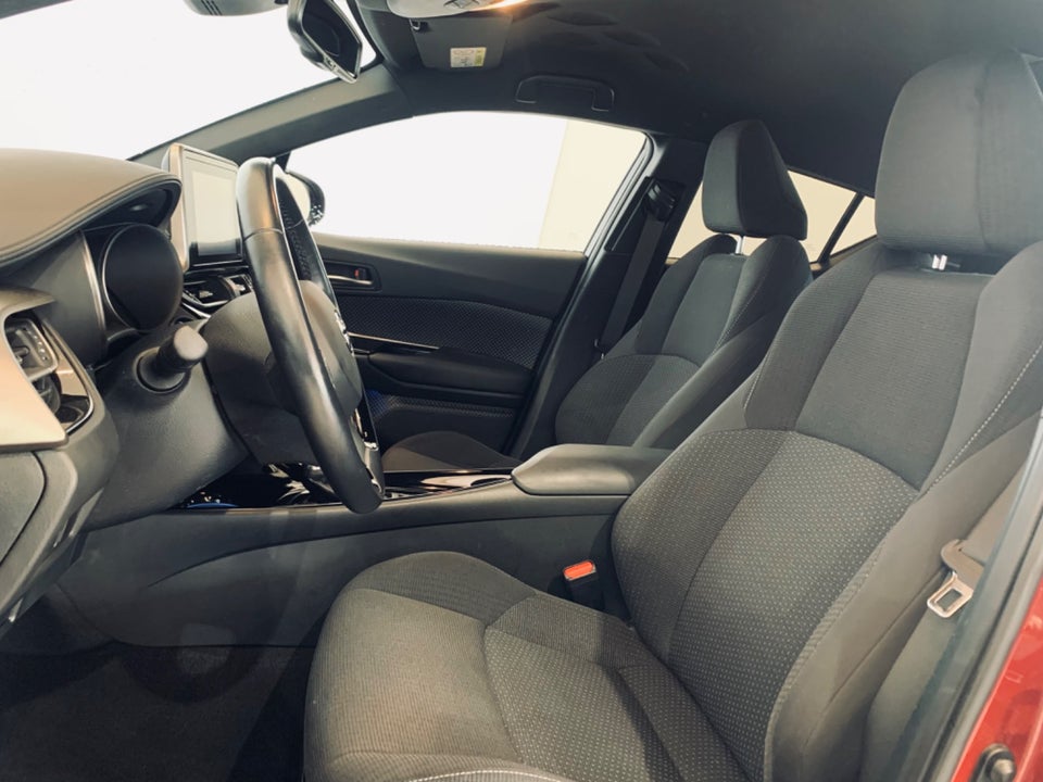 2022 Toyota C-HR: 176 Interior Photos