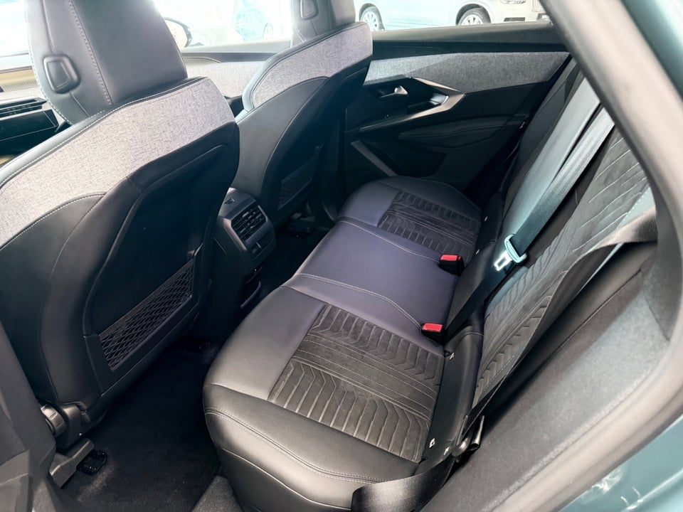Peugeot e-3008 77 GT Pack 5d