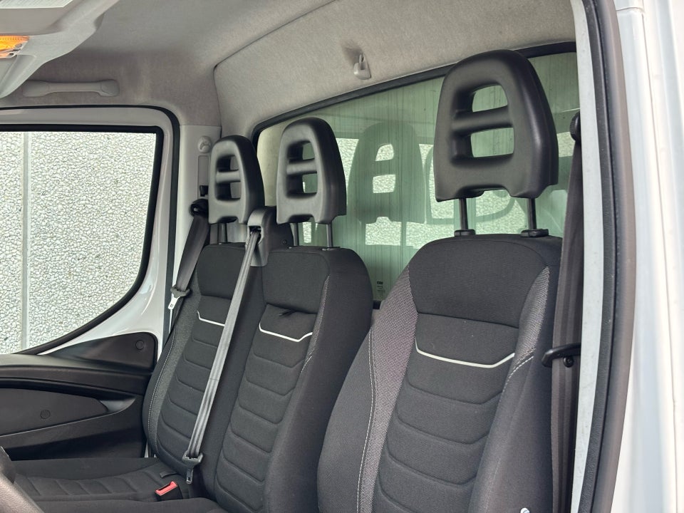 Iveco Daily 3,0 35S18 4100mm Box m/lift AG8