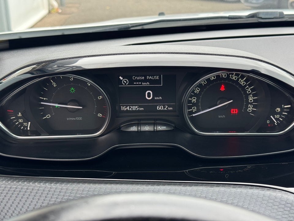 Peugeot 2008 1,5 BlueHDi 100 Allure Sky 5d