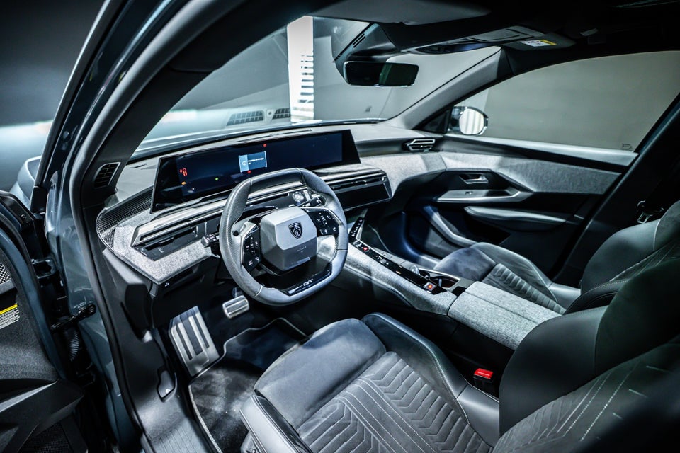 Peugeot e-3008 77 GT 5d