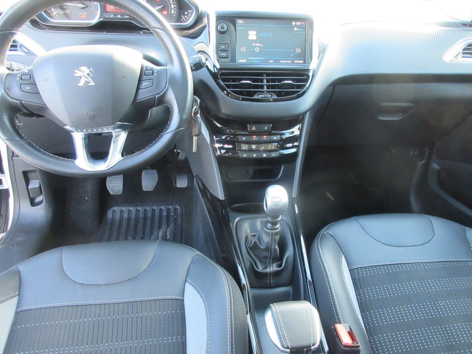 Peugeot 2008 1,2 PureTech 130 Allure Sky 5d