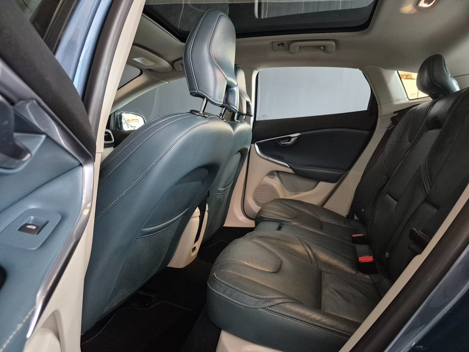 Volvo V40 2,0 D3 150 Summum aut. 5d