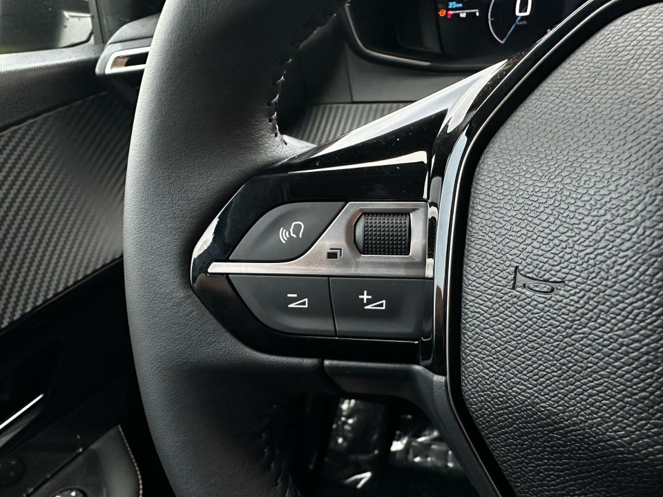 Peugeot 208 1,2 PureTech 100 Allure 5d