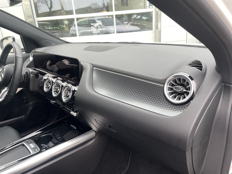 Mercedes EQA300 Progressive 4Matic 5d