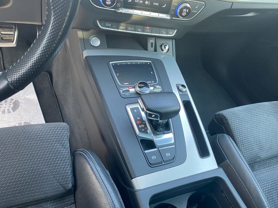 Audi Q5 40 TDi S-line quattro S-tr. 5d