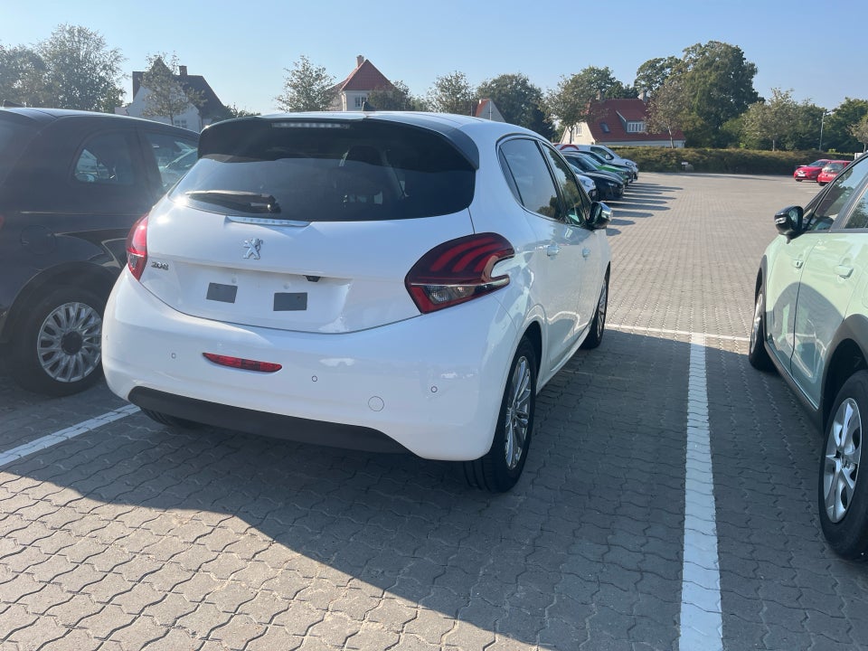 Peugeot 208 1,2 PureTech 82 Allure Sky 5d