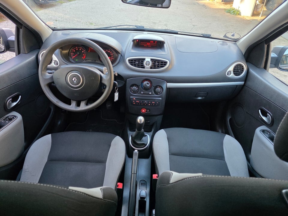 Renault Clio IV 1,2 16V Expression 5d